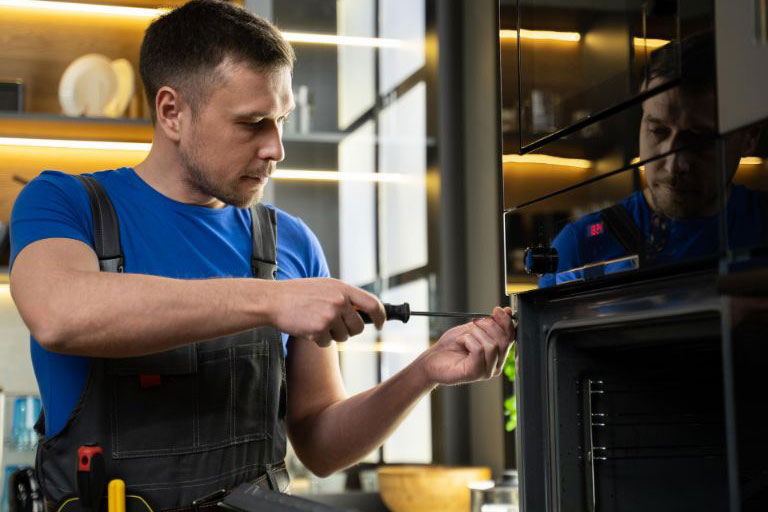 Riparazione Whirlpool Forno - Tecnico specializzato al lavoro