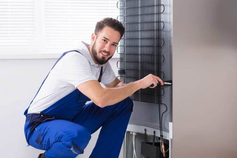 Riparazione Samsung Frigorifero - Tecnico specializzato al lavoro
